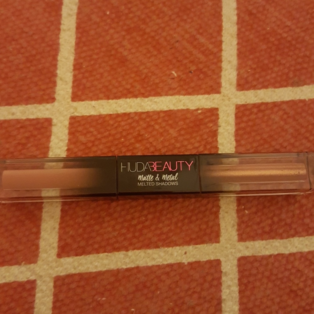 Huda Beauty Melted Matte Shadow
